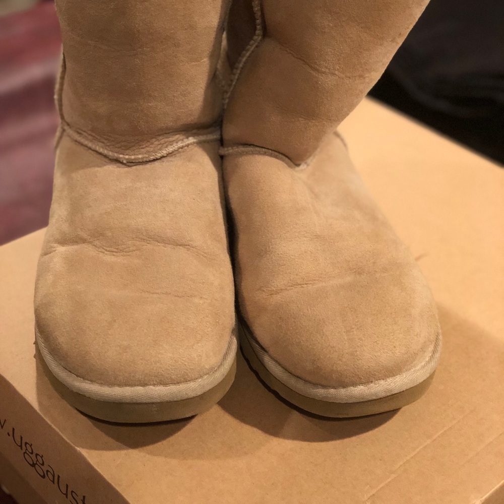Women’s Ugg Boots classic short, size 8